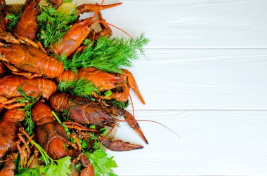 Rezene (dereotu) ve limon tarafında Beyaz ahşap zemin üzerine haşlanmış lezzetli nehir kerevit