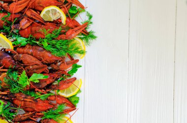 Rezene (dereotu) ve limon tarafında Beyaz ahşap zemin üzerine haşlanmış lezzetli nehir kerevit