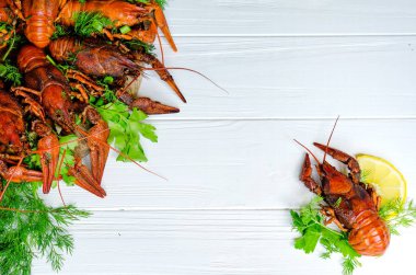 Rezene (dereotu) ve limon tarafında Beyaz ahşap zemin üzerine haşlanmış lezzetli nehir kerevit