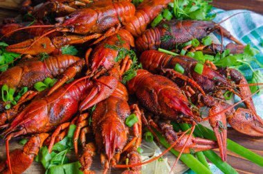 Rezene (dereotu) ve limon tarafında doğal ahşap zemin üzerine haşlanmış lezzetli nehir kerevit