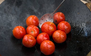 Izgara açık ateş üzerinde sıcak tava üzerinde tomatoed kavrulmuş