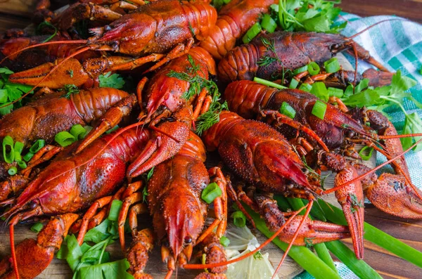 Rezene (dereotu) ve limon tarafında doğal ahşap zemin üzerine haşlanmış lezzetli nehir kerevit