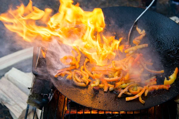 Gegrillte Gebratene Paprika Auf Einer Heißen Pfanne Auf Offenem Feuer — Stockfoto