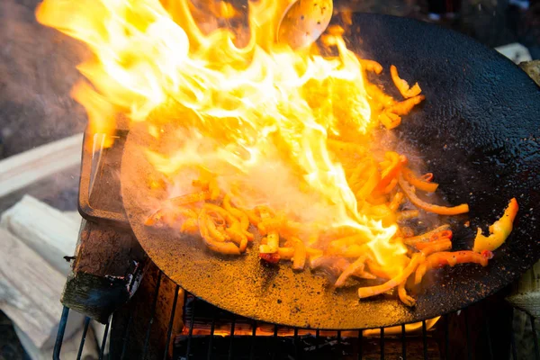 Gegrillte Gebratene Paprika Auf Einer Heißen Pfanne Auf Offenem Feuer — Stockfoto