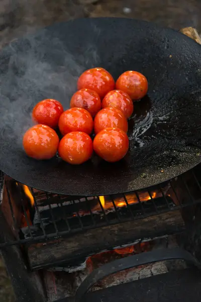 Gebratene Tomaten Auf Einer Heißen Pfanne Auf Offenem Feuer Gegrillt — Stockfoto
