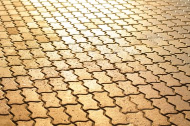 Gün batımından sonra yağmur, güneş ile arka planını ıslak Arnavut kaldırım yaktı