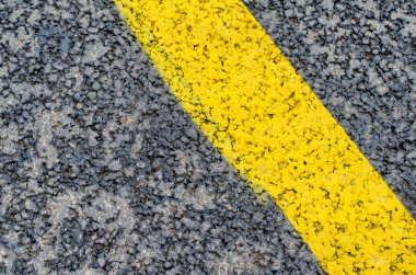 Arka plan ve sarı yol işaretleri olarak taze asfalt