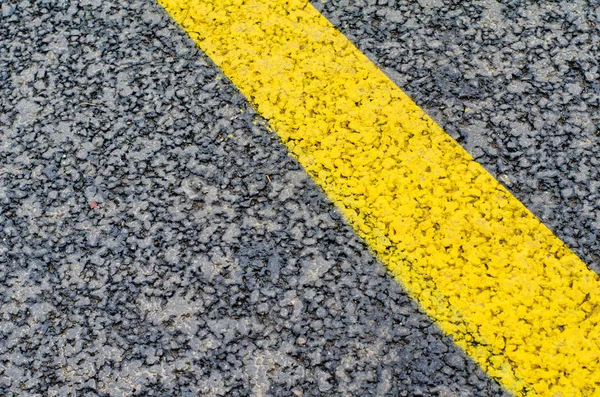 抽象的な背景と黄色の道路標示として新鮮なアスファルト — ストック写真