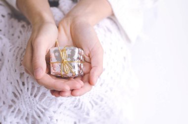 Gümüş Noel için metninizi boşaltmak ile mevcut holding kızın eller 