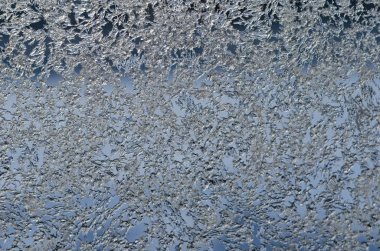 Pencere camına krema, mavi gökyüzü arka plan üzerinde kışın Don