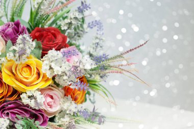 Yapay çiçek beyaz arka plan üzerinde renkli buket