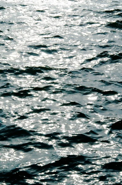 Textura Agua Ondulada Del Río Moteada Por Sol Que Refleja — Foto de Stock