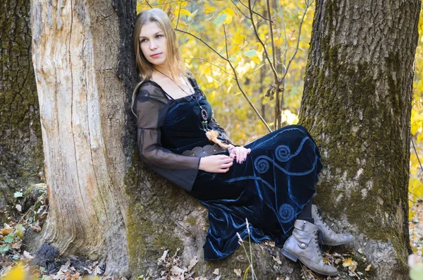 Dlouhovlasý Blondýnka Fantasy Černé Šaty Podzimním Lese Strašidelné Halloween Pohádka — Stock fotografie