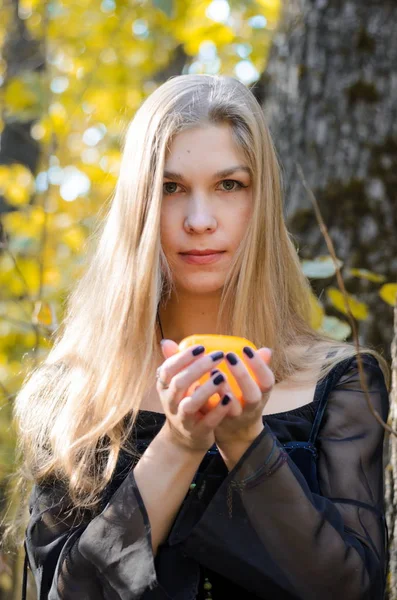 Blond Långhårig Flicka Fantasy Svart Klänning Höst Skog Skrämmande Halloween — Stockfoto