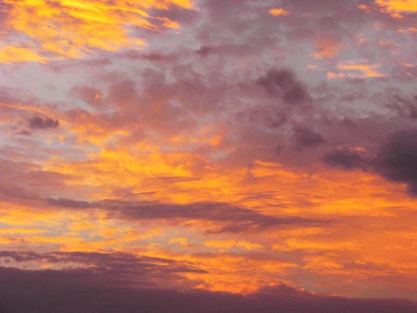 Drammatico Sfondo Cielo Tramonto Con Nuvole Fuoco Giallo Colori Arancio — Foto Stock