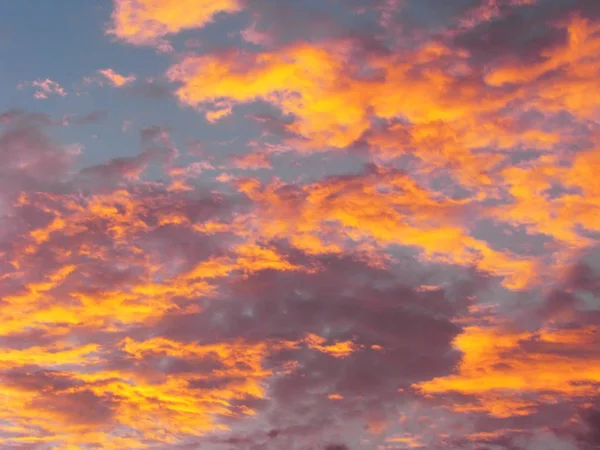 Drammatico Sfondo Cielo Tramonto Con Nuvole Fuoco Giallo Colori Arancio — Foto Stock