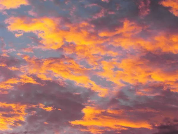 Drammatico Sfondo Cielo Tramonto Con Nuvole Fuoco Giallo Colori Arancio — Foto Stock