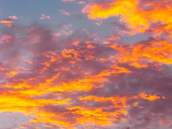 Drammatico Sfondo Cielo Tramonto Con Nuvole Fuoco Giallo Colori Arancio — Foto Stock