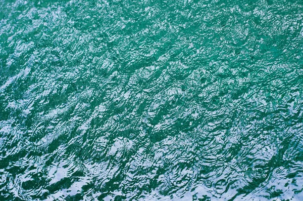 Salpicos na superfície da água da fonte, água azul limpa — Fotografia de Stock