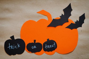 Cadılar Bayramı sembolleri zanaat kağıt, kağıt arka plan ve siyah siluetler, hile veya tedavi kesilmiş