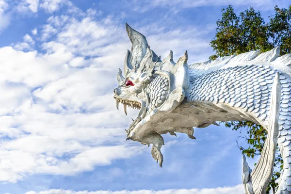 Закрыть Скульптурную Голову Белого Нага Фраянак Голубым Небом Облачным Фоном — стоковое фото