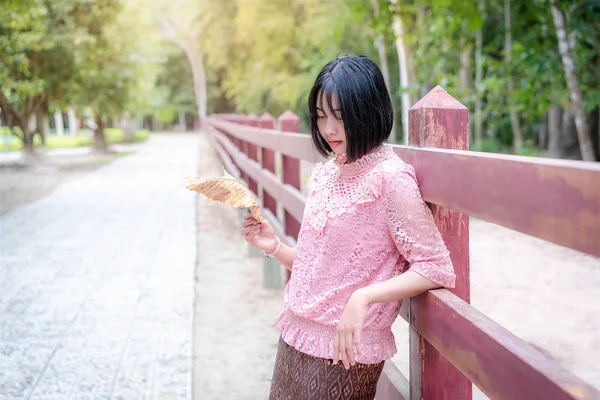 Närbild Porträtt Asiatiska Flicka Känsla Avkopplande Och Ensam Tankeväckande Söt — Stockfoto