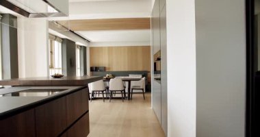 Lüks evde modern iç mekan. Minimalist bir mutfağın içinde. Açık Ahşap Duvar ve Zemin. Modern mutfak ve bar kahverengi sandalyeler minimalist apartmandaki mutfak odasında.