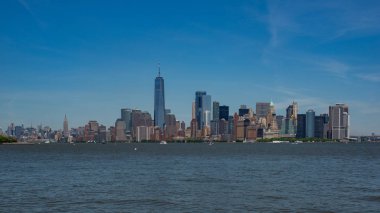 Bir Dünya Ticaret Merkezi ve Özgürlük Adası şehir merkezindeki Manhattan manzarası