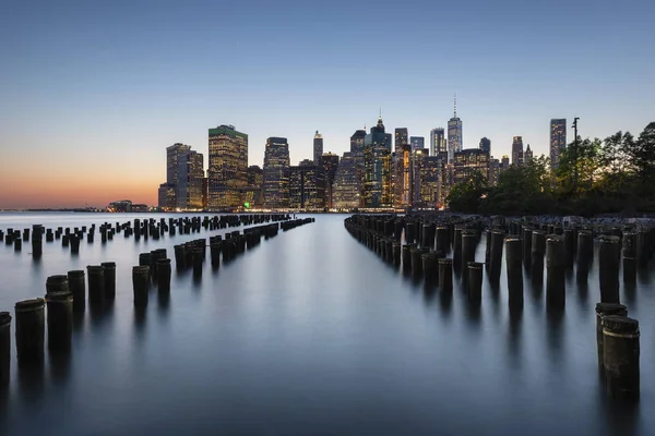 Центр Манхэттена Skyline Время Blue Hour Old Pier Бруклинский Мост — стоковое фото