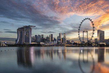 Singapore, Singapur - 30 Haziran 2018: Marina Bay manzarası ve gün batımında, Singapur finans bölgesi