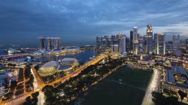 21 Temmuz 2018 - Singapur, Singapur: Mavi saatte Singapur Marina Bay Havadan Görünümü