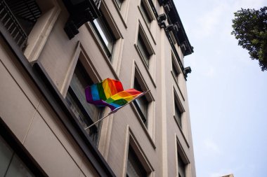Gay Pride Bayrak Bir Binanın Önünde Uçan