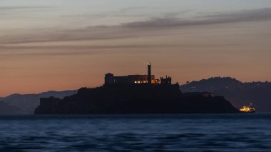 Mavi saat boyunca Alcatraz Adası, San Francisco, Kaliforniya