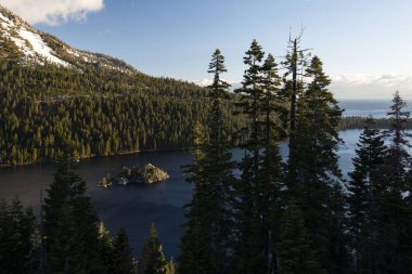 Gün doğumunda Emerald Bay ve Fannette Adası, South Lake Tahoe, Kaliforniya, Amerika Birleşik Devletleri