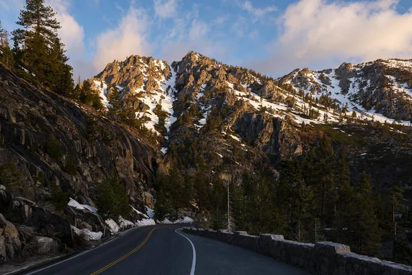 Kırsal yol karlı dağ, Kaliforniya yol açar — Stok fotoğraf