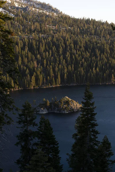 Emerald Bay és Fannette-sziget napkelte, South Lake Tahoe, California, Egyesült Államok — Stock Fotó