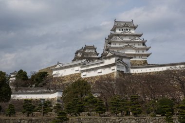 Himeji Kalesi ve uzaktan görülen birçok taş duvar tabakası