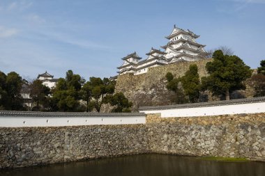 Himeiji Kalesi kale duvarının içinden görüldü, Kansai, Japonya