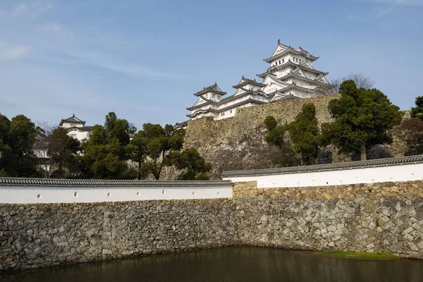 Castillo de Himeiji visto desde el interior de la muralla del castillo, Kansai, Japón — Foto de Stock