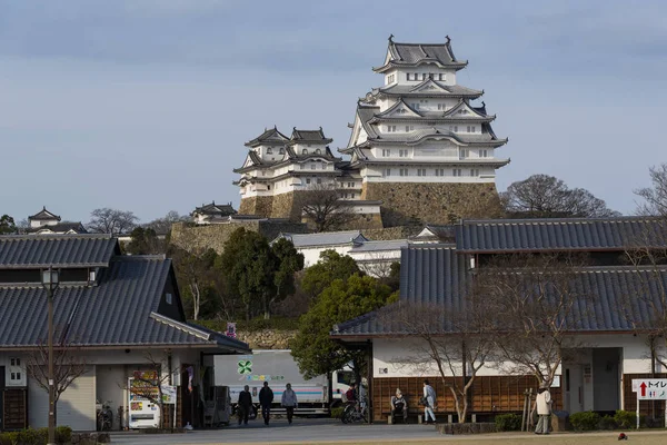 28-mar-2019 - HYOGO, JAPÓN: El castillo de Himeiji visto desde la ciudad bajo las torres del castillo, Kansa — Foto de Stock