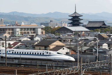 Mar 29, 2019 - Kyoto, Japonya: Kyoto antik kentinin arka planında N700 Serisi Shinkansen