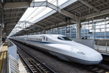 Mar 29, 2019 - Kyoto, Japonya: N700 Serisi Shinkansen bir istasyonda mola verme, Japonya