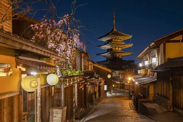 Tempio di Hokanji all'ora blu, distretto di Gion, Kyoto, Giappone — Foto Stock