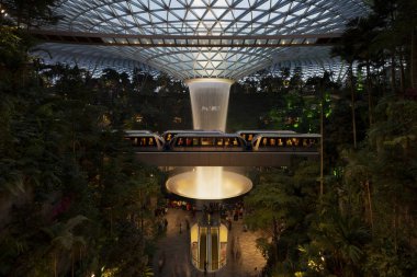 Jewel Changi Havaalanı'nda gece Kapalı Şelale