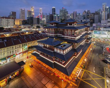 Arka planda Singapur Cbd ile Chinatown Buddha's Tooth Relic Tapınağı