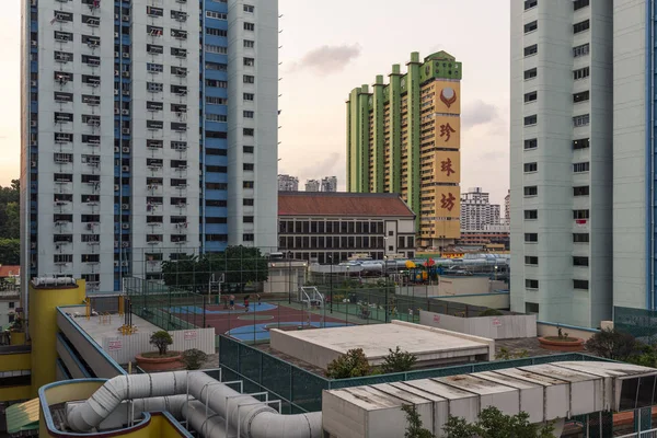 AUG 4, 2019 - SINGAPORE: People's Park Complex, a high-rise commercial and residential building in Chinatown, Singapore — Stock Photo, Image