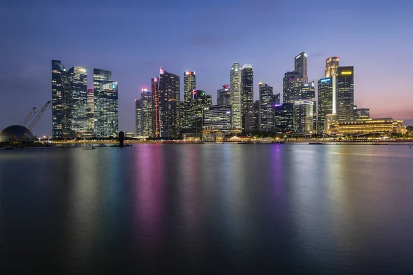 Srpen 5, 2019-Singapur: Singapur ústřední obchodní obvod Skyline v noci — Stock fotografie