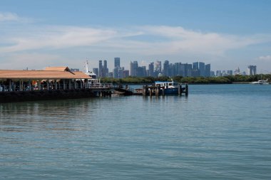 Singapur silueti St. John Adası 'ndan ve Singapur' un güneyindeki off-shore adasından görüldü.