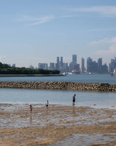 Vader Kinderen Lopen Naar Het Strand Kusu Island Offshore Eiland — Stockfoto