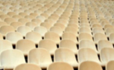 Boş sandalye satırlarla bulanık büyük Salonu